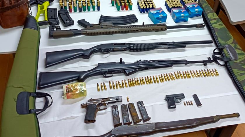 Trinta e três acusados em processo de tráfico e mediação de armas
