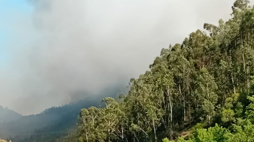 Incêndio de grandes dimensões em Arouca. Passadiços do Paiva evacuados. Foto: DR