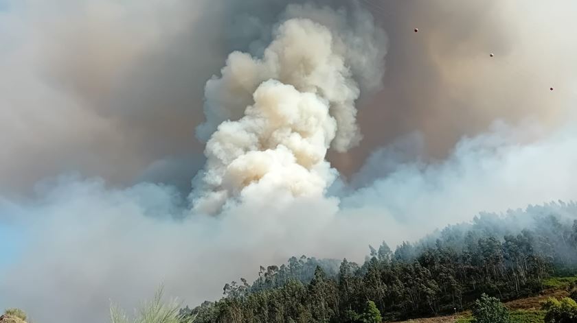 Incêndio de grandes dimensões em Arouca. Passadiços do Paiva evacuados. Foto: DR