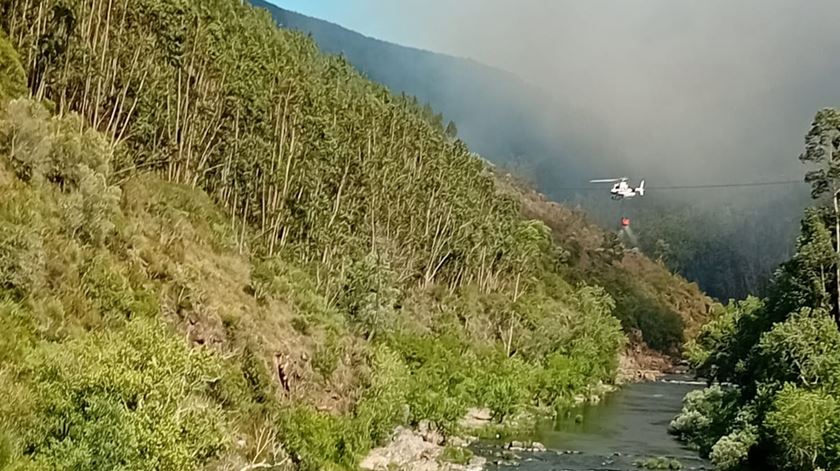 Incêndio de grandes dimensões em Arouca. Passadiços do Paiva evacuados. Foto: DR