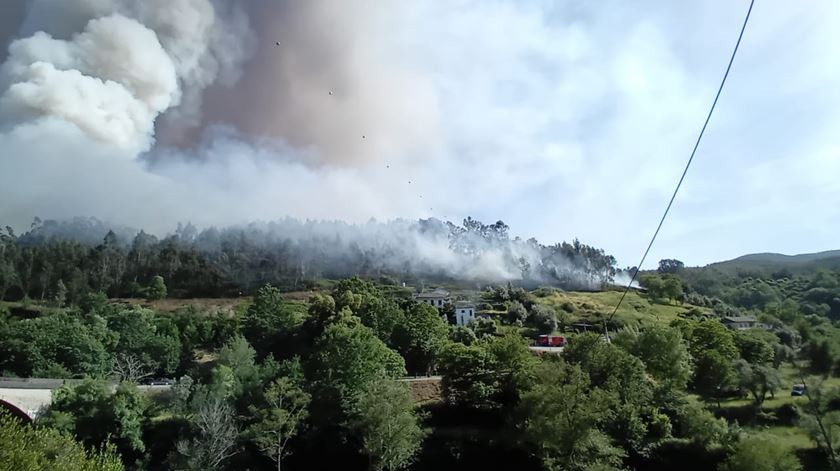 Incêndio de grandes dimensões em Arouca. Passadiços do Paiva evacuados. Foto: DR