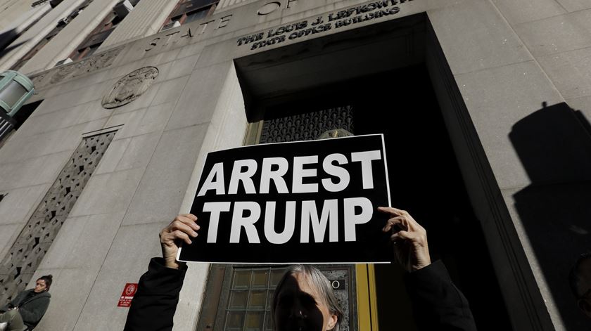 Com Trump na iminência de ser detido, Nova Iorque protege tribunal com barricadas