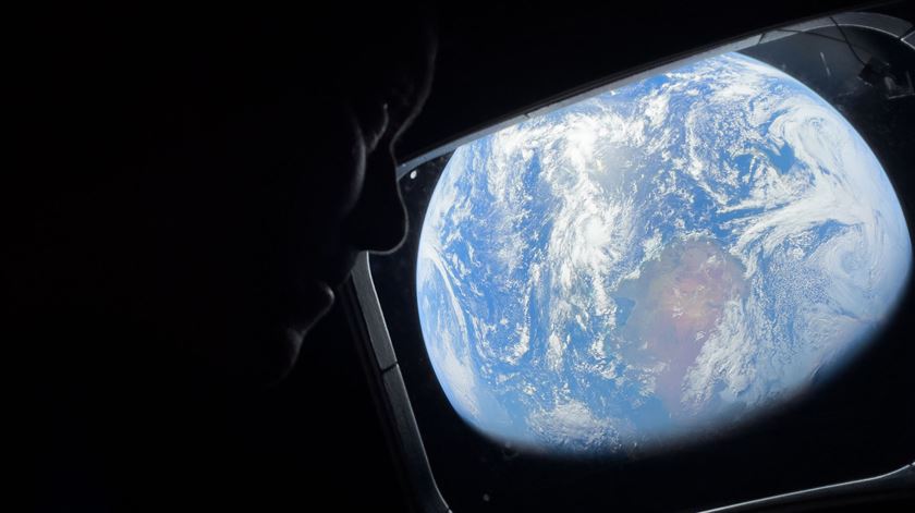 E a humanidade nunca esteve tão longe de casa. Artemis II quebra recorde