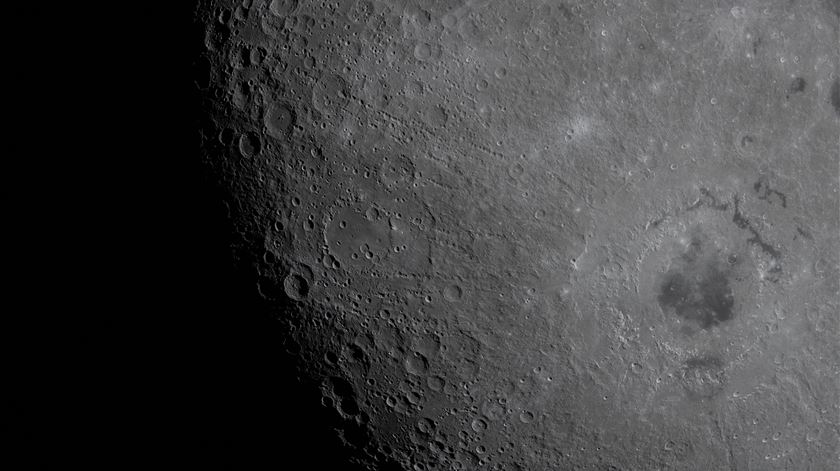 Artemis II, detalhes da superfície da Lua (lunar) durante voo pela face oculta - espaço, exploração espacial. Foto: NASA