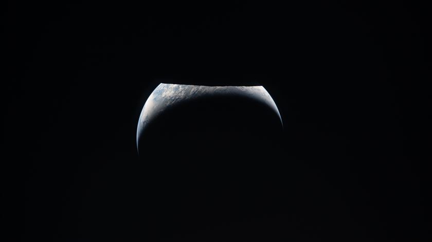 Artemis II, "Earthrise", planeta Terra com Lua no topo da imagem - espaço, exploração espacial. Foto: NASA