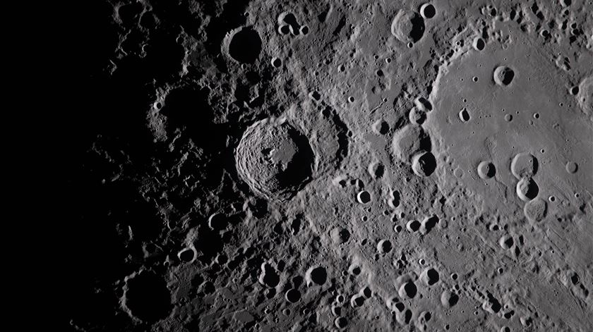 Artemis II, "Sombras na Cratera Vavilov", cratera vista na Lua, no limiar da face oculta e face visível - espaço, exploração espacial. Foto: NASA