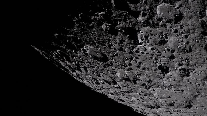 Artemis II, pólo Sul da superfície da Lua (lunar) fotografada por astronautas - espaço, exploração lunar. Foto: NASA