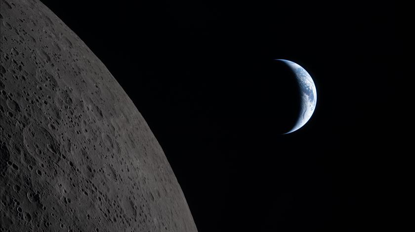 Artemis II, "A Fronteira de Dois Mundos", planeta Terra visto em fase crescente a partir da Lua - espaço, exploração espacial. Foto: NASA