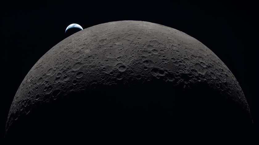 Artemis II, "Uma Nova Vista para a Lua", planeta Terra visto em pequeno por detrás da Lua - espaço, exploração espacial. Foto: NASA