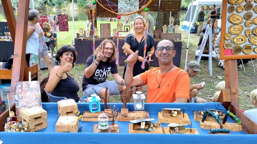 Artesões estrangeiros e locais no Mercado de Xisto, em Oleiros. Foto: Câmara Municipal de Oleiros