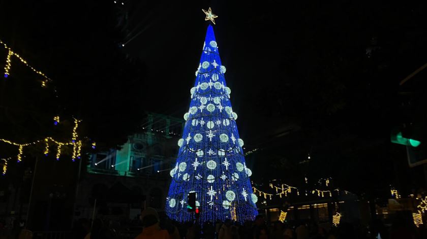 Porto dá início à magia do Natal com luzes e concerto de Mariza nos Aliados. Veja as imagens