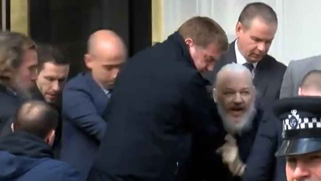 Julian Assange detido no Reino Unido