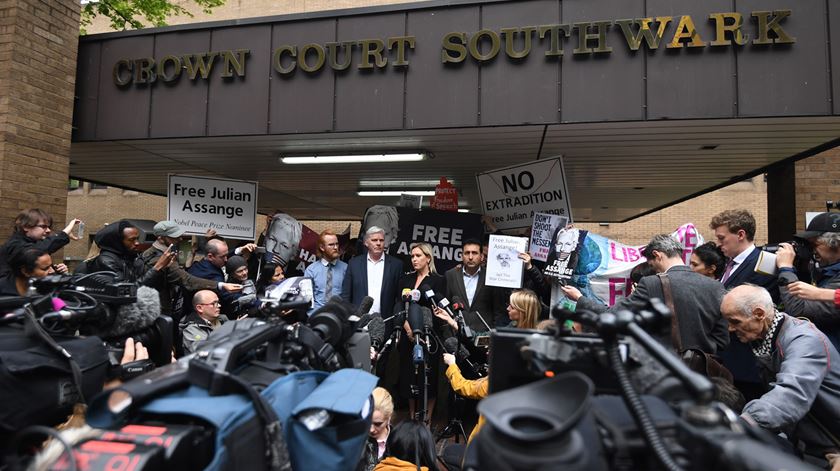 Á porta do tribunal, em Londres. Foto: Facundo Arrizabalaga/EPA