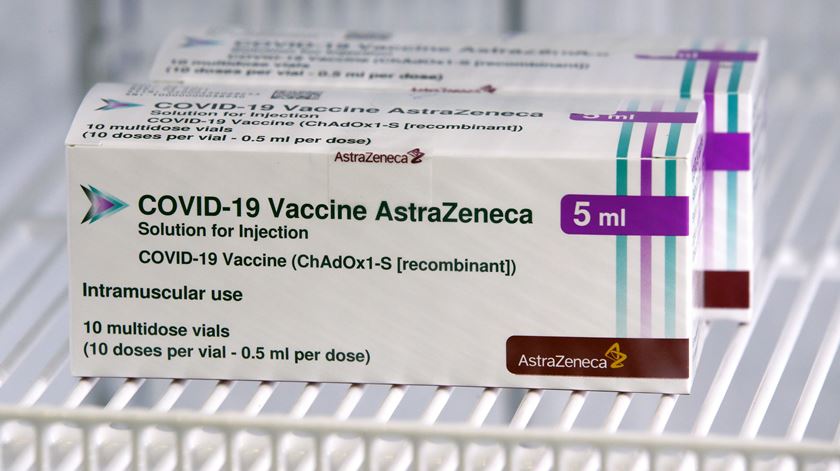 Bruxelas e AstraZeneca chegam a acordo para pôr fim a litígio sobre vacinas