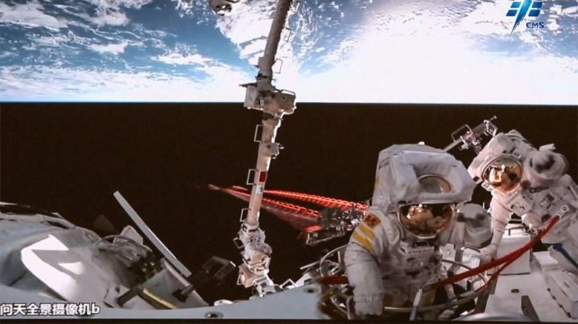 Astronautas chineses efetuam passeio espacial mais longo do país Astronautas chineses efetuam passeio espacial mais longo do país
