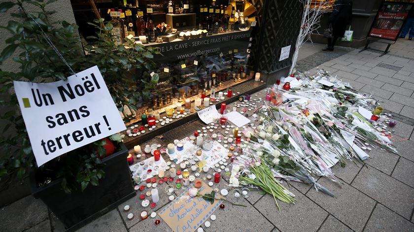 "Um natal sem terror", pode ler-se num dos locais de homenagem às vítimas do tiroteio em Estrasburgo. Foto: Rinald Wittek/EPA