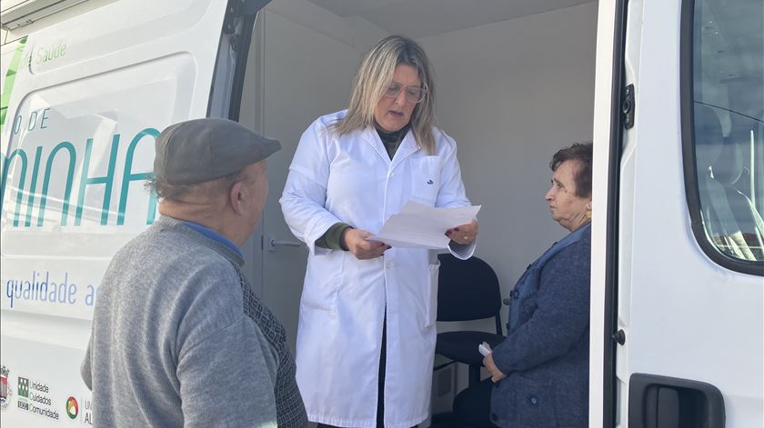 Uma consulta e um pouco de conversa. Unidade de saúde móvel combate isolamento no Minho