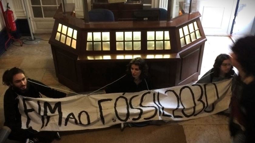 Manifestantes invadem Ministério do Ambiente. "Não temos outra opção"