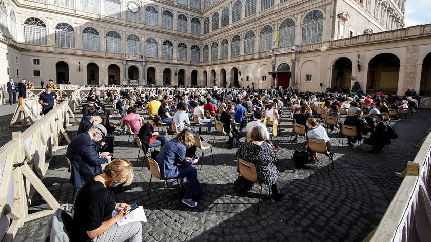 500 pessoas assistiram à audiência do Papa. Foto: Fabio Frustaci/EPA