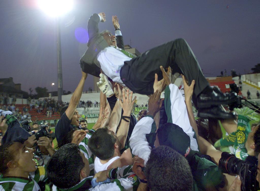 Augusto Inácio nas mãos do jogadores do Sporting, após conquistar o título no estádio do Salgueiros em 2000 Foto: Reuters