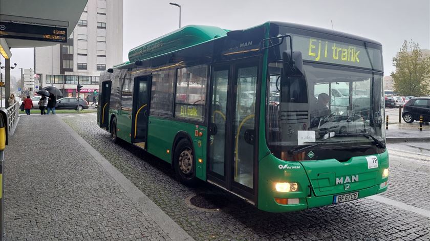 Autocarro alvo de vandalismo desce desgovernado rua em Gaia