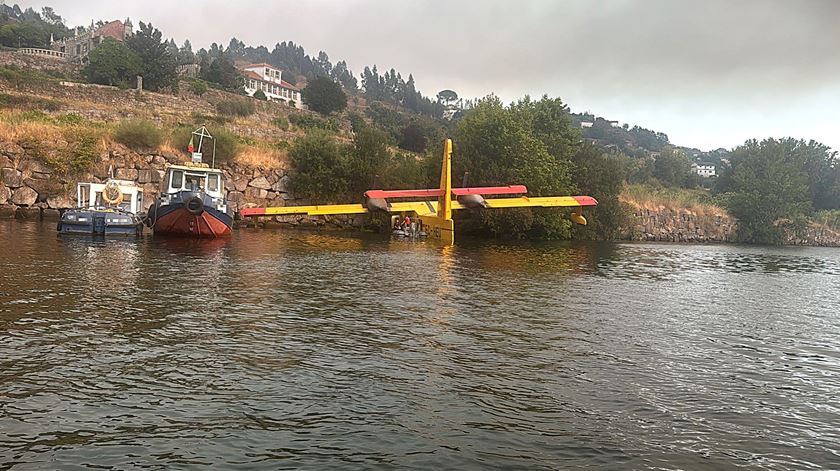 Incêndios: Canadair faz amaragem de emergência no rio Douro