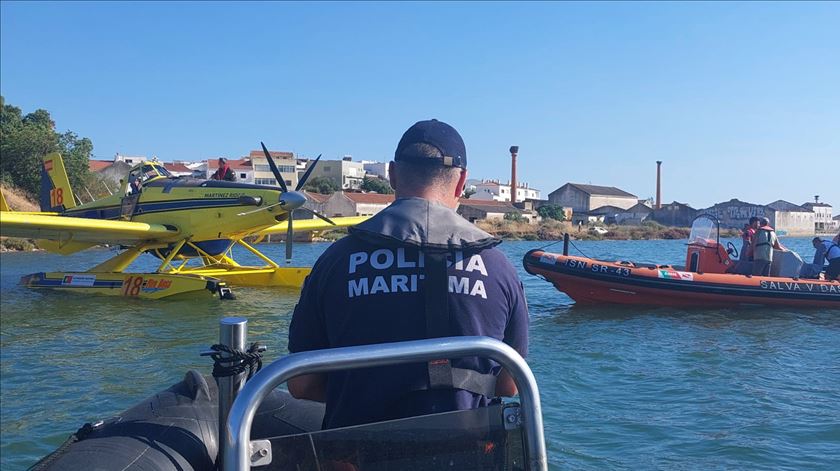 Avião de combate a incêndios faz amaragem de emergência no rio Arade