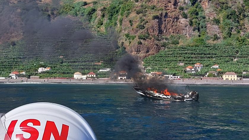 Família resgatada de embarcação em chamas na Madeira