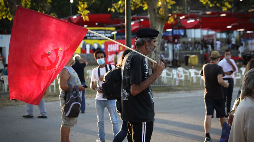 Público reduzido no arranque da Festa do Avante em plena pandemia de Covid-19, apoiantes PCP, bandeira comunista. Foto: Joana Gonçalves/RR