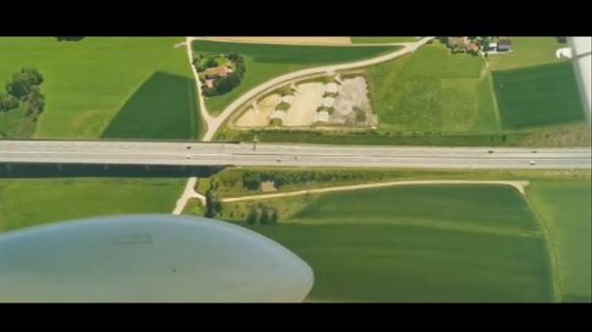 Vídeo viral mostra carro a andar mais rápido do que avião
