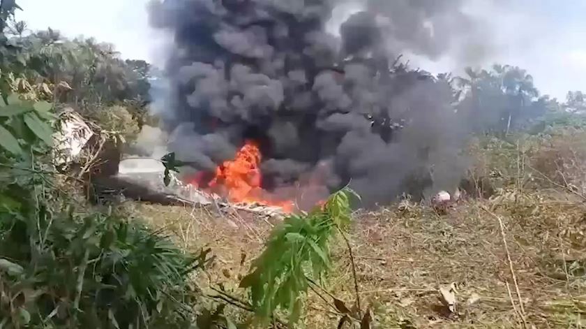 Queda de avião militar na Colômbia faz pelo menos 66 mortos