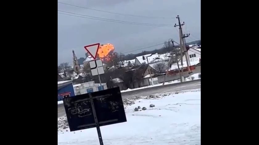 ​Avião militar russo despenha-se com 65 prisioneiros ucranianos a bordo