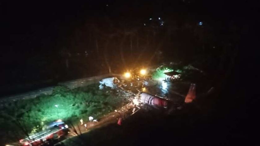 Índia. Avião com 191 passageiros a bordo despenha-se no aeroporto de Calecute, há pelo menos 17 mortos
