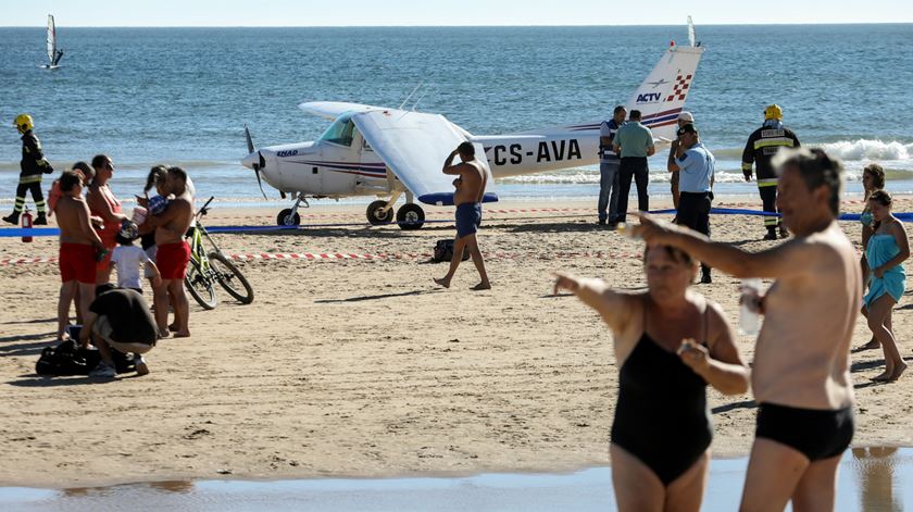 avioneta na praia da Caparica, aterragem de emergência (02/07/17) Foto: Andre Kosters/Lusa