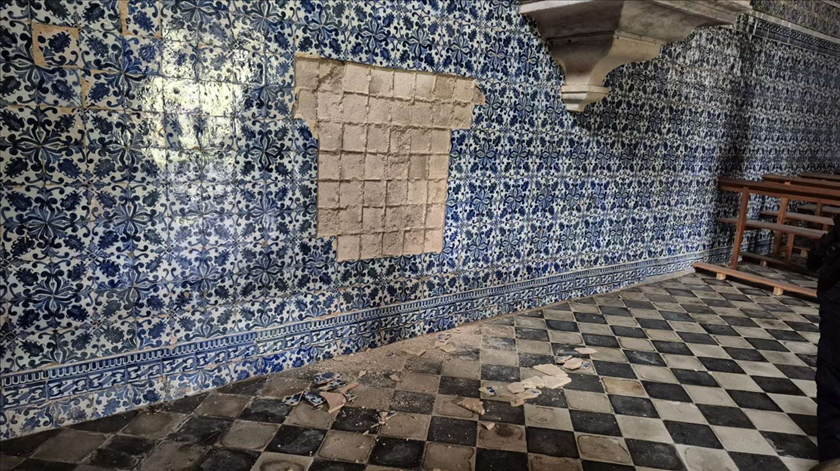 Duas igrejas da Arquidiocese de Évora assaltadas: ladrões levam painéis de azulejos do século XVIII
