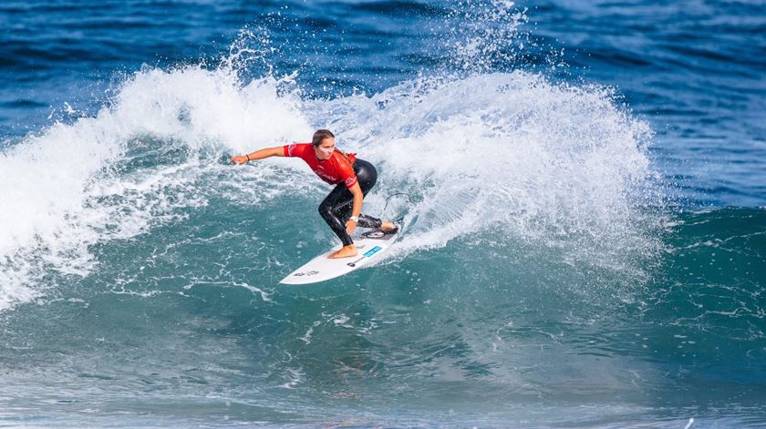 Francisca Veselko apurada para a primeira divisão do surf