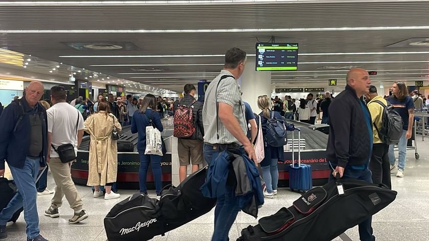 Governo admite “embaraço” com filas nos aeroportos e promete solução até ao verão