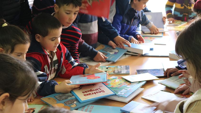 Várias crianças recebem material escolar. Foto: Bagos d