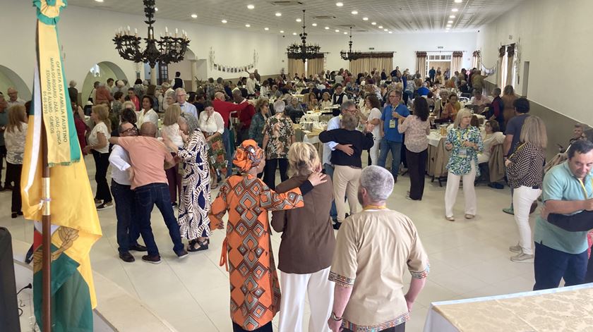 O baile, maioritariamente feito ao som de músicas africanas, dura a tarde toda. Há quem nunca abandone a pista. Foto: Catarina Santos/RR