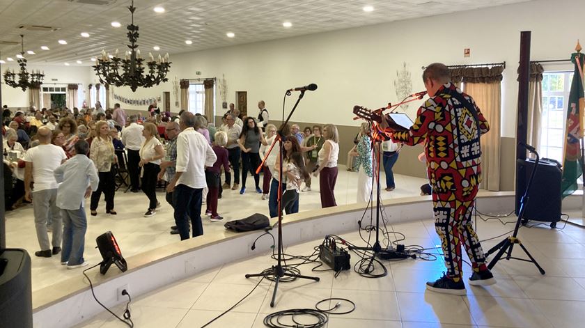 Nelo Carvalho, que passou por bandas como os Raízes ou o Duo Ouro Negro, inaugura a festa com os “Meninos de Huambo”, de Paulo de Carvalho. Foto: Catarina Santos/RR
