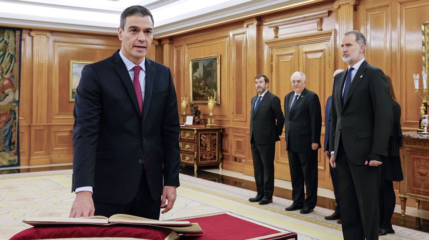 Ministros do novo Governo de Espanha tomam posse esta terça-feira