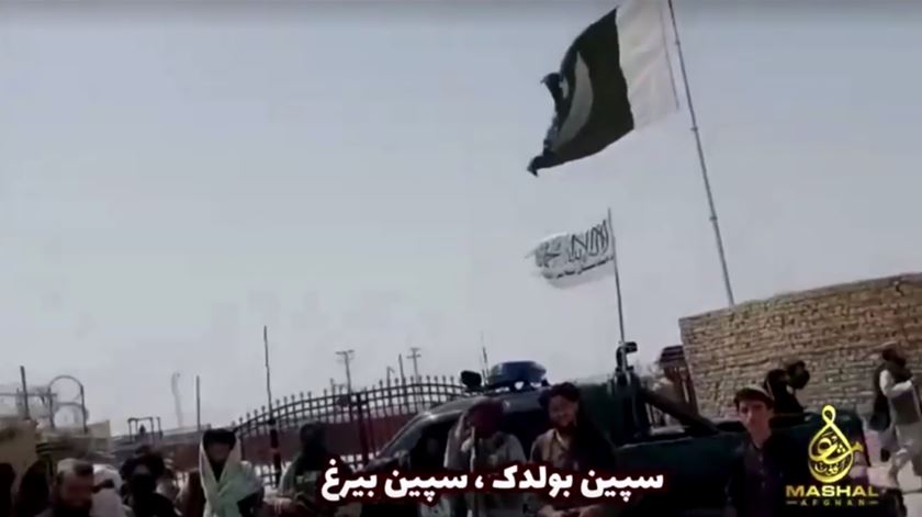 Bandeira talibã já voa na fronteira com o Paquistão