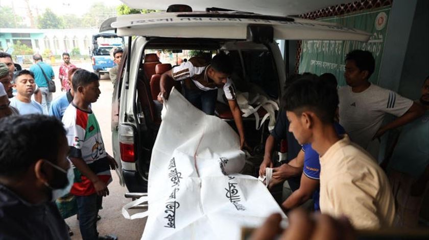 Pelo menos 25 mortos em queda de autocarro a um rio no Bangladesh Pelo menos 25 mortos em queda de autocarro a um rio no Bangladesh
