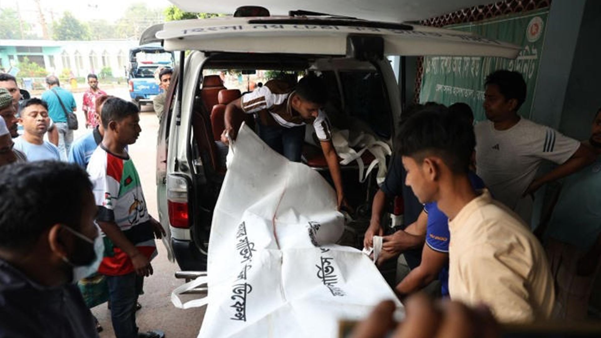 Pelo menos 25 mortos em queda de autocarro a um rio no Bangladesh