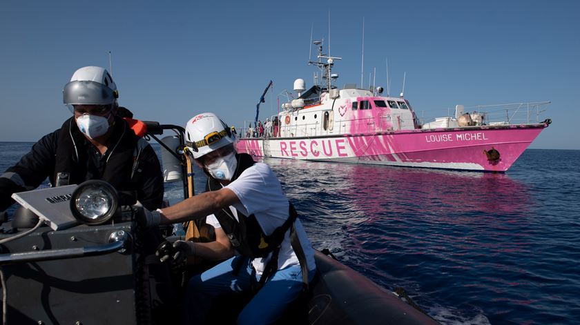 Navio humanitário de salvamento de migrantes, financiado e pintado por Banksy, tem emitido vários pedidos de ajuda nos últimos dias. Foto: Reuters