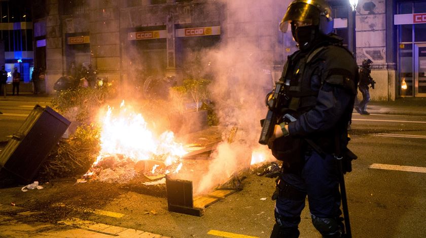 Protesto em Barcelona contra medidas de restrição por causa da Covid-19 leva a confrontos. Foto: Quique Garcia/EPA