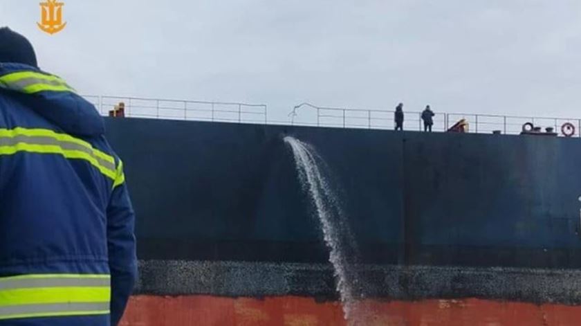 Drones russos atingem embarcações civis em porto na Ucrânia