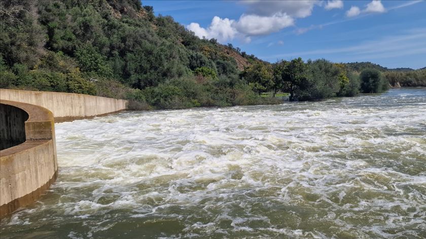 Barragem de Odeleite faz descarga de água. Fotos: Hugo Pereira