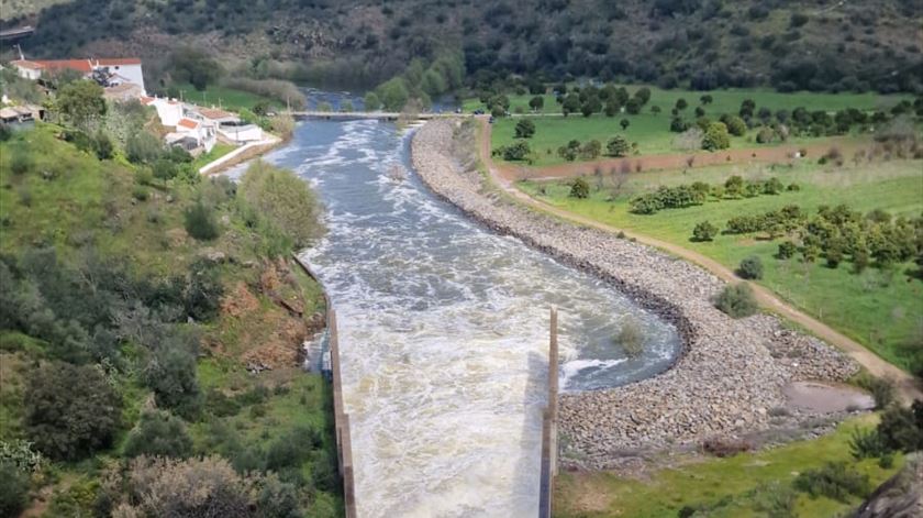 Barragem de Odeleite faz descarga de água. Foto: Hugo Pereira