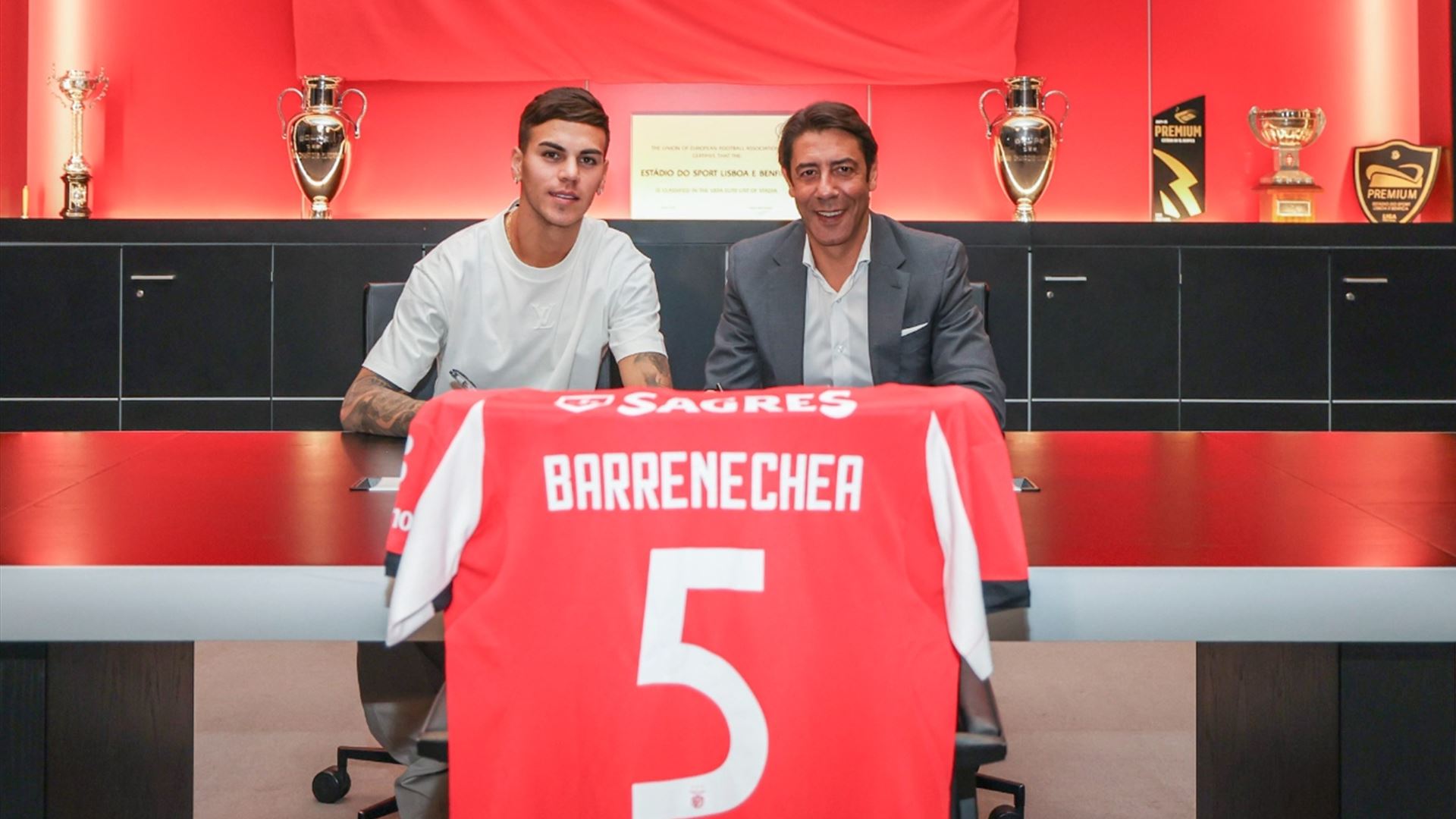 Benfica anuncia Barrenechea. Médio é emprestado com opção que pode ser obrigatória